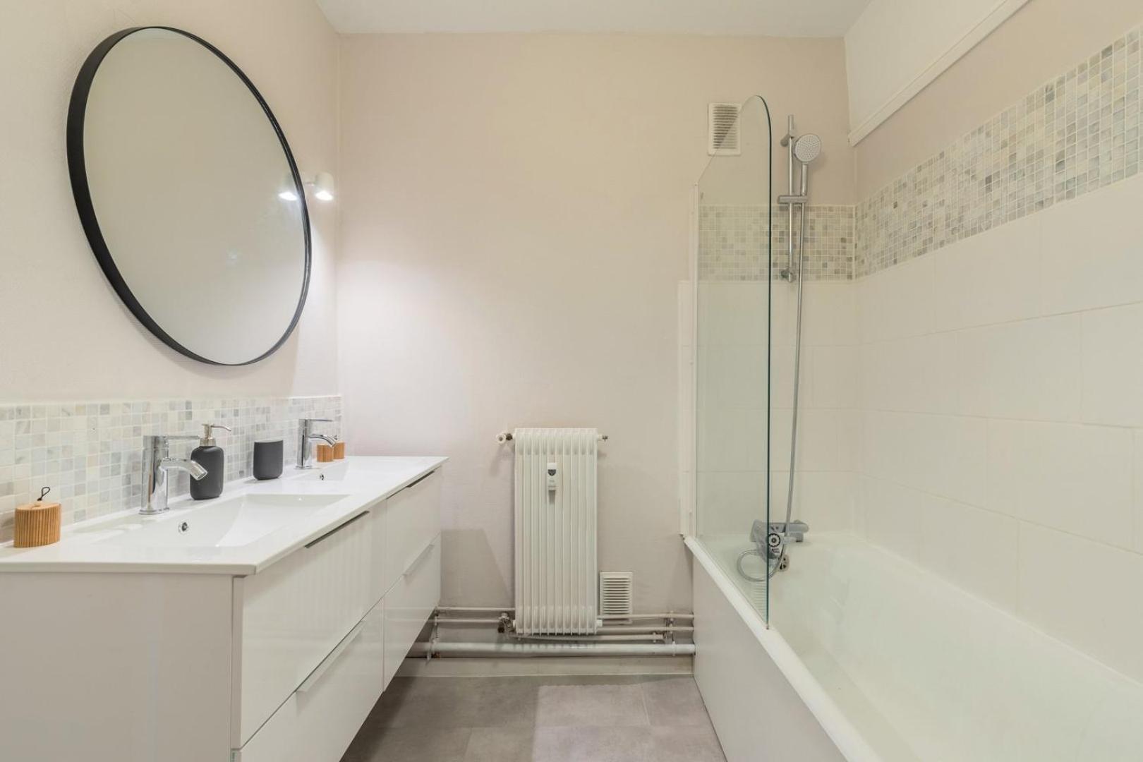Spacious 3 Bedroom Apartment & Private Parking! Lambersart Exteriör bild